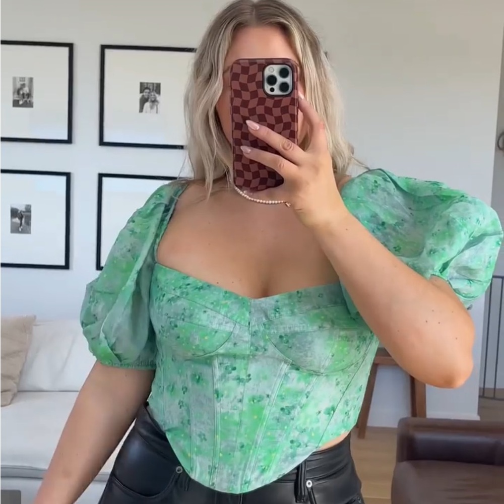 Puff sleeves and corset top in perfect condition! Size XL.